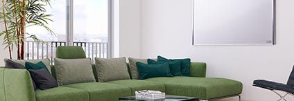 Modernes Wohnzimmer mit grüner Couch